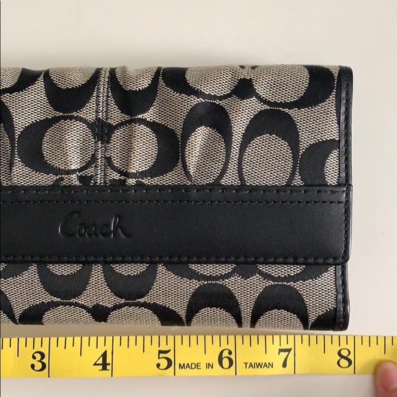 Coach Long Wallet/Billfold in Signature Canvas. - Picture 7 of 8